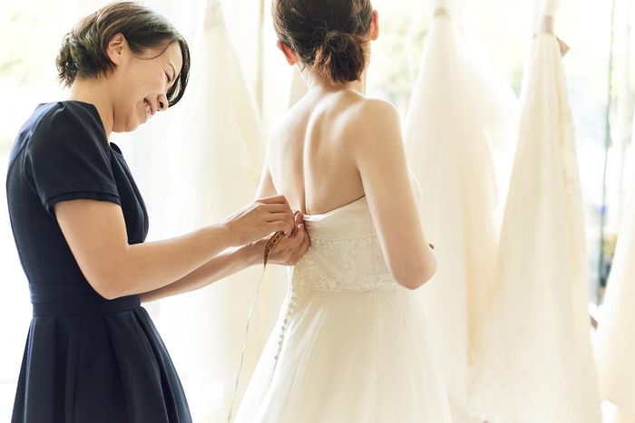 体型の変化に合わせてドレスは細かくサイズ調整を行います。大切な1日を安心して迎えられます。