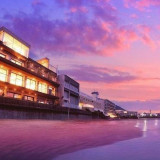 ミシュランが認めた、海まで2秒の洗練お輝を贅沢に貸切。