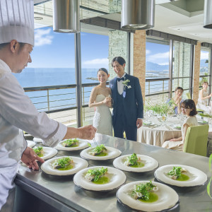オープンキッチンへ披露宴会場。出来立てのお料理と海の絶景で心満たされるおもてなしが叶う。|SCAPES THE SUITE（スケープスザスィート）の写真(51042662)