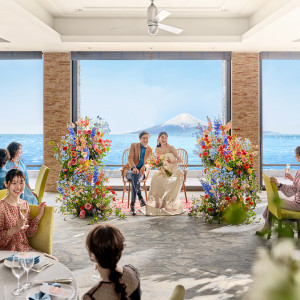 海まで2秒の遮るものがない碧のリゾートが広がる。どこまでも続く碧い空と海の向こうには富士山も広がる。ゲストのどのお席からでも目の前の海を楽しむことが出来る。開放感溢れる景|SCAPES THE SUITE（スケープスザスィート）の写真(48812896)