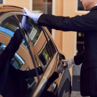 【アクセスも◎】結婚式当日はゲスト送迎タクシーを人数分ご用意してご案内