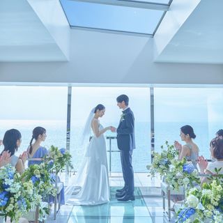 まるで海に浮かぶ二人の誓いの場