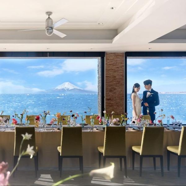 家族と碧い海を眺めながら、お料理でもてなす家族婚。近郊で叶えるリゾートウェディング