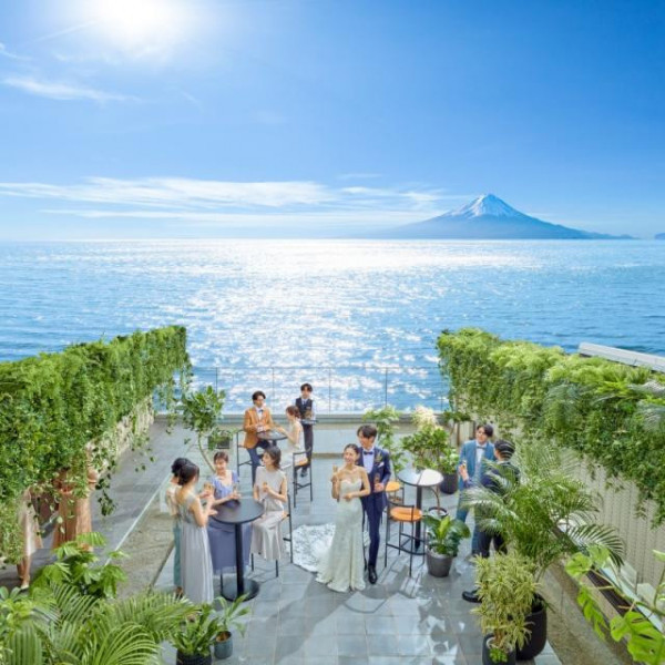 遮るものがない目の前の海を背におもてなしパーティを
