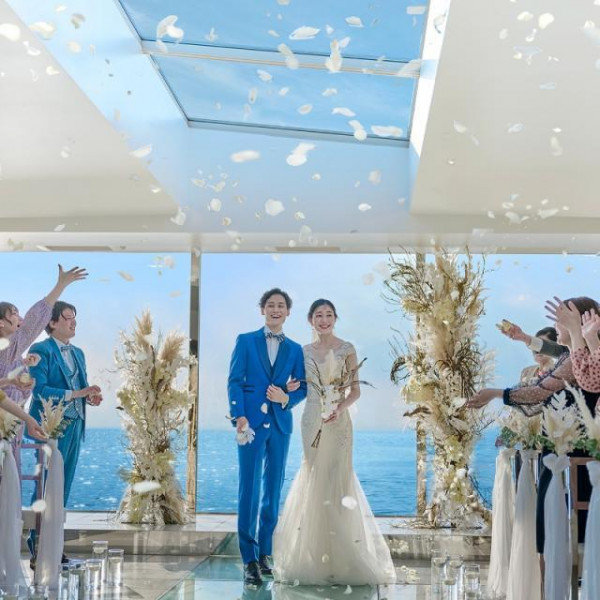 天窓から碧い空と海が包み込む開放感溢れるチャペル