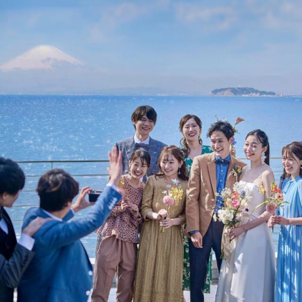 遮るものがない目の前の海を背におもてなしパーティを