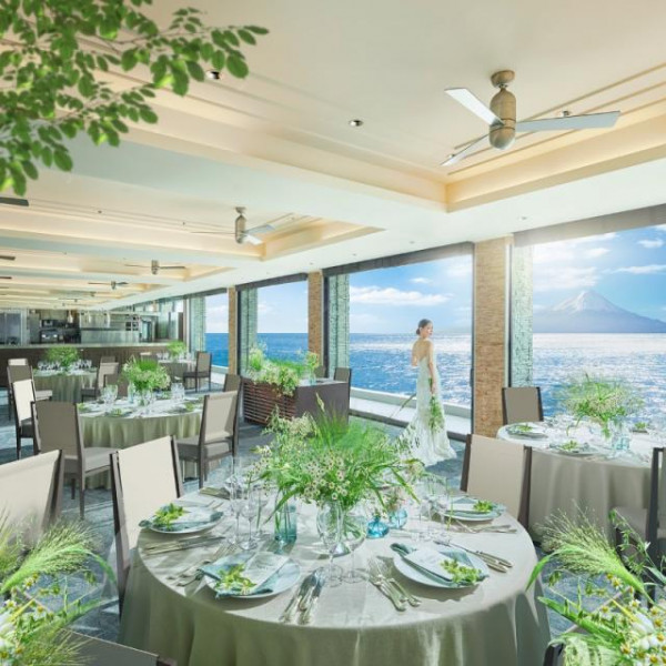 天窓から碧い空と海が包み込む開放感溢れるチャペル