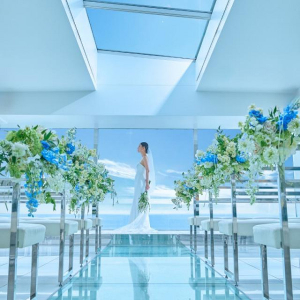 遮るものがないどこまでも続く碧い海。ゲスト人数分の送迎付で友人も招待できるリゾートウェディング。