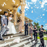 挙式後はガーデンへと続く外階段でゲストの皆様から人気の演出フラワーシャワーで祝福を♪