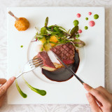 厳選国産牛ヒレ肉のグリエ“オイルバス加熱”
フォアグラムースコロッケと旬温野菜
信州産赤ワインソース