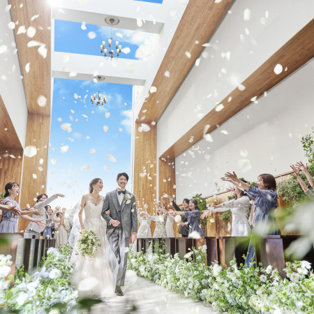 雨や気候を気にせず、フラワーシャワーなどの華やかな演出が行えます