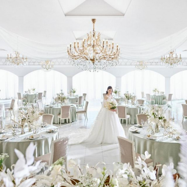 純白で開放感のある披露宴会場♪