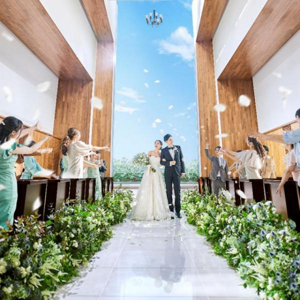 幻想的な光とあふれんばかりの祝福に包まれる、ドラマチックなアフターセレモニーが叶います。