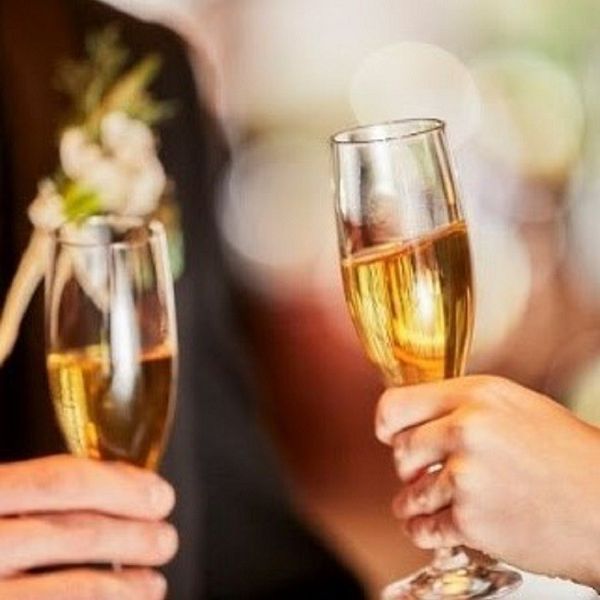 乾杯酒をグラスに注ぎ、耳を澄ませて聞くと”パチパチ”と天使の祝福が聞こえてきます|ヒルズスィーツ宇都宮ブリーズテラスの写真(12623029)