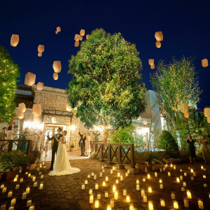 夕刻になると煌めくナイトガーデンも大人気!午後のお式は明るい雰囲気もナイトの雰囲気も欲張りに堪能!|モアフィール宇都宮プライベートガーデンの写真(54851514)