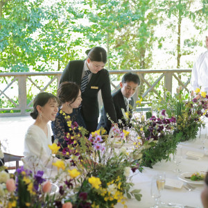 自然に囲まれた空間で自然と会話も弾み笑顔溢れる会食会|モアフィール宇都宮プライベートガーデンの写真(48360020)