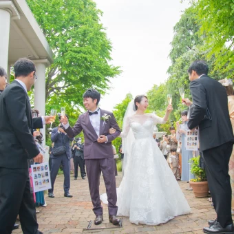 距離感が近いからこそ、乾杯をしながら花道を通る乾杯セレモニーも可能！