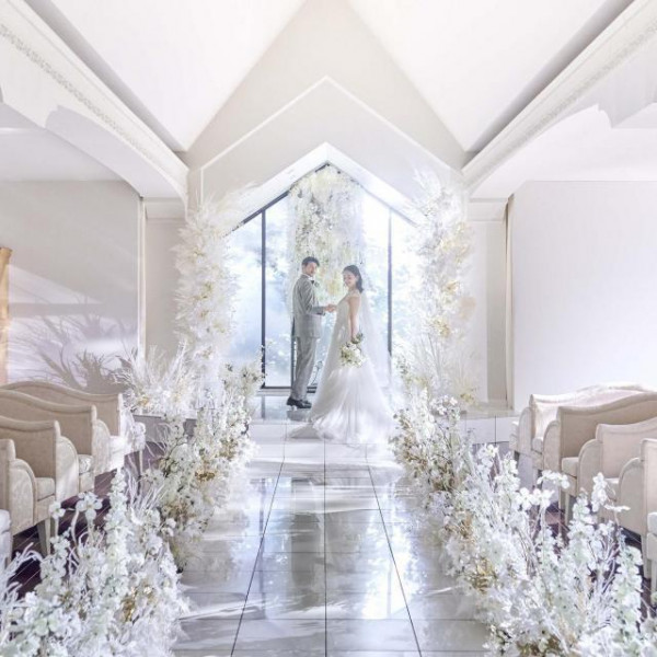 純白のチャペルはキャンドルの灯す温かな光でアットホームな空間