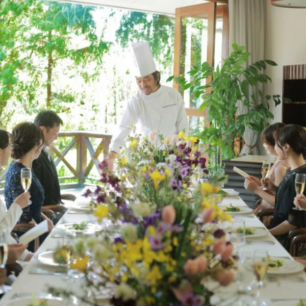 開放的な少人数向けラウンジで和やかな会食