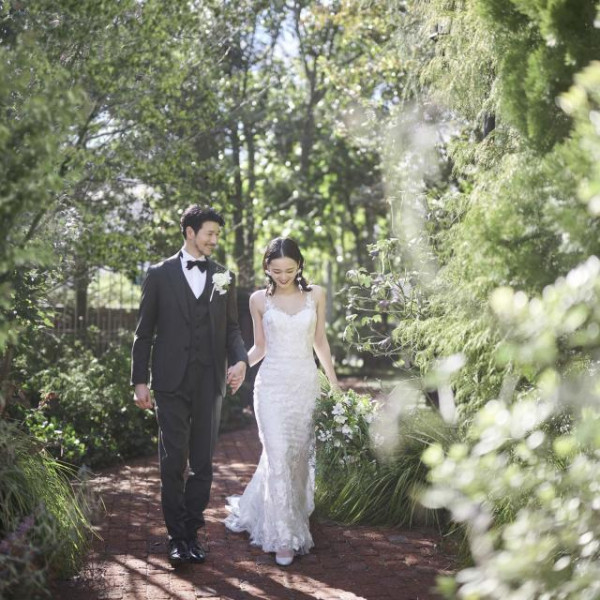 ガーデンの中で自然に包まれて行うガーデン挙式も可能