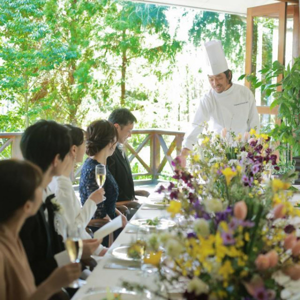 開放的な少人数向けラウンジで和やかな会食