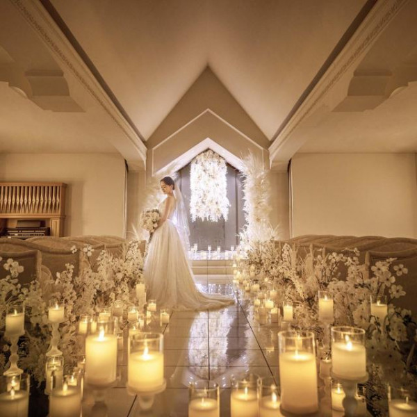 たくさんのキャンドルが彩るキャンドルチャペルは夢のような幻想的な空間