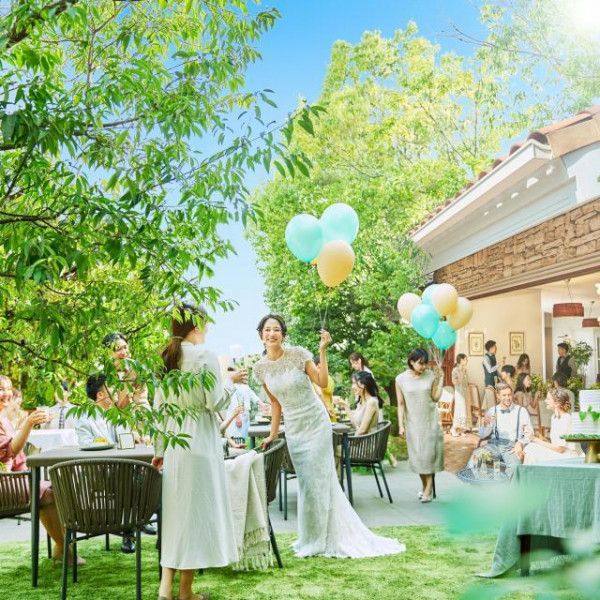 自然光と緑が彩る開放的なパーティー空間