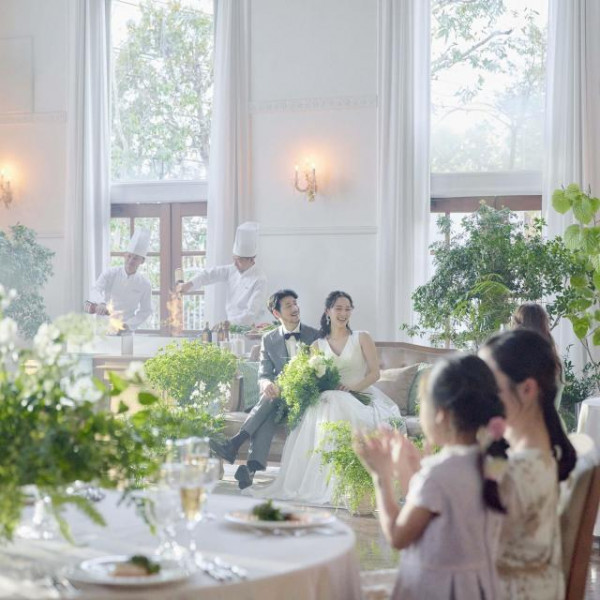 開放的な少人数向けラウンジで和やかな会食