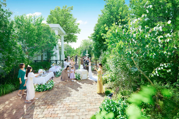 緑に囲まれたテラスは、ドリンク片手にゲストの方々とお話をお楽しみにいただける至福の空間♩