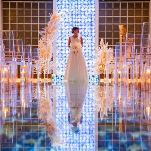 【チャペル】ガラスのバージンロードと6000本のブルーローズが輝く「サンシエル礼拝堂」では幻想的な挙式が叶う|ウエディングレストラン ジュレの写真(19097219)