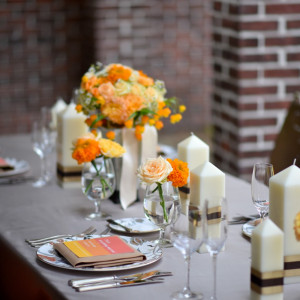 【装花・コーディネート】テーブルコーディネートと合わせて卓上のお花も合わせて|ルーデンス立川ウエディングガーデンの写真(793333)