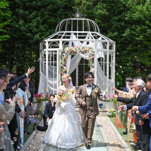 祝福の花びらが舞う中で歩む、幸せのはじまり|ルーデンス立川ウエディングガーデンの写真(53829008)
