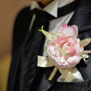 新郎様の胸にはブートニア。新婦様のブーケと同じ花材を使って。|ルーデンス立川ウエディングガーデンの写真(940615)