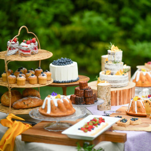 【お料理・ケーキ】ガーデンを使ってのデザートビュッフェはご友人からご親族様まで幅広いゲストの方にとても人気な演出です。#デザートビュッフェ|ルーデンス立川ウエディングガーデンの写真(1719528)