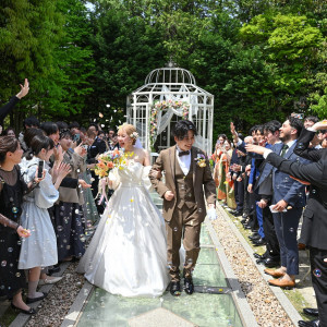 花と緑に囲まれた祝福の道を、笑顔で一歩一歩|ルーデンス立川ウエディングガーデンの写真(53829011)
