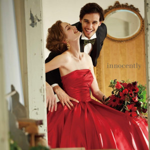 赤いドレスに、赤いお花。好きな色を詰め込んで、お二人こだわりのドレスを見つけてください。|ルーデンス立川ウエディングガーデンの写真(3829454)