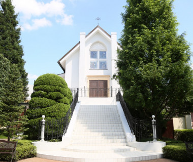 大きな独立型チャペル。建物に併設していないので、まるでおふたりのお家のようなチャペルです。