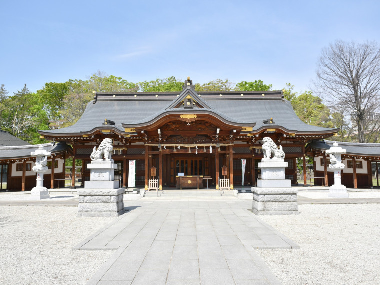 提携の諏訪神社にて本格的な神前式を