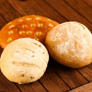 【パン】お料理を引きたたせるパンはイタリアのパン職人と石崎シェフがコラボレーションし、料理に合うパンを考案。イタリアの小麦粉を使用し発酵から全て手作りで焼き上げています。|那須高原 ミッシェルガーデンコート/那須高原セント・ミッシェル教会の写真(855945)