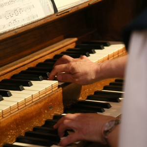 【オルガニスト＆聖歌隊】挙式中、讃美歌の演奏など感動的な音色＆歌声で礼拝堂を包み込みます。|那須高原 ミッシェルガーデンコート/那須高原セント・ミッシェル教会の写真(2060999)