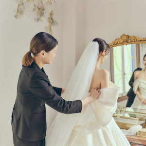 【ドレスコーディネーター】当館でしか着ることの出来ないオリジナルドレスをはじめ、おふたりのためにセレクトしご提案致します。運命の1着に出会うお手伝いをいたします。|那須高原 ミッシェルガーデンコート/那須高原セント・ミッシェル教会の写真(54144129)