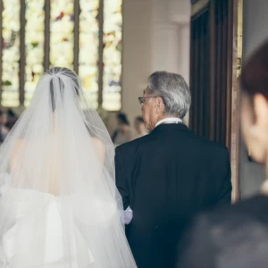 ステンドグラス輝く本格チャペルで挙式が叶う。お得なプランも♪