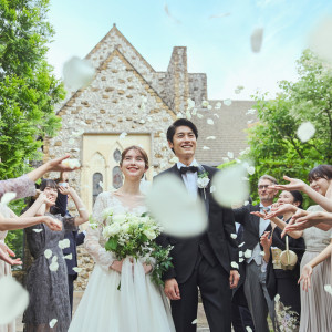 【挙式】祝福に包まれ笑顔溢れるライスシャワーは、和やかな時間|那須高原 ミッシェルガーデンコート/那須高原セント・ミッシェル教会の写真(32681086)