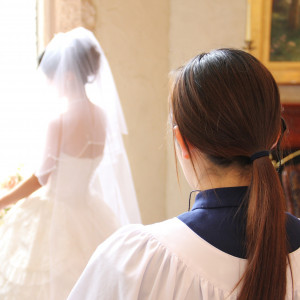 【介添え】常におふたりのそばで、見守りお手伝いします。美しく見えるよう細かなフォローまでいたしますのでご安心ください。|那須高原 ミッシェルガーデンコート/那須高原セント・ミッシェル教会の写真(54878566)