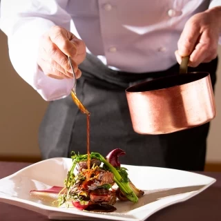 体に優しいオリーブオイル岩塩やバルサミコ酢など数種類用意をし、食材に合わせて使い分けます。