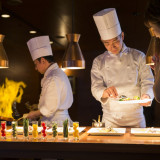 フレンチレストランボヌールのオープンキッチン。お料理重視のおふたりにぴったり。ライブ感あふれるキッチンでシェフが腕を振るいます。