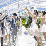 眩しいほどの日光と心地よい風の中で永遠の愛を誓い、祝福のフラワーシャワーをいっぱいにあびて。
