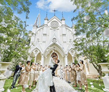 緑溢れるガーデンでのフラワーシャワー。ゲストはお祝いの気持ちをお二人に