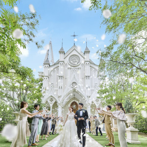 【緑溢れる白亜の大聖堂】広大なガーデンでアフターセレモニーが叶う|京都 アートグレイス ウエディングヒルズの写真(27939801)