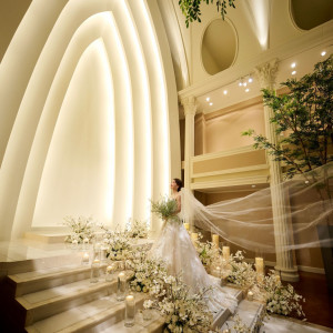 ドレスが最も綺麗に映る祭壇|京都 アートグレイス ウエディングヒルズの写真(38212945)